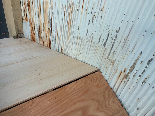 屋根面と屋根面の隙間